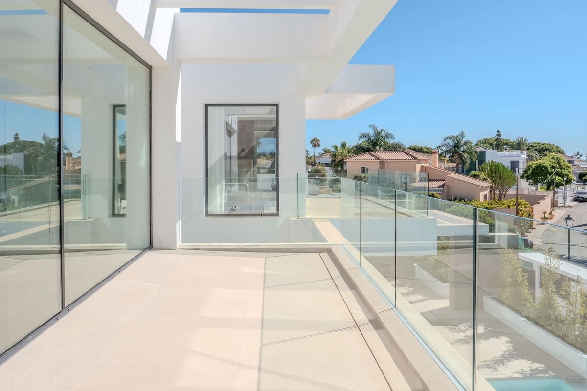 5 bedroom Villa for sale in Marbesa with pool garage - € 3,295,000 (Ref: 6015406)