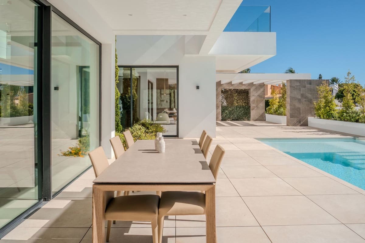 5 bedroom Villa for sale in Marbesa with pool garage - € 3,295,000 (Ref: 6015406)