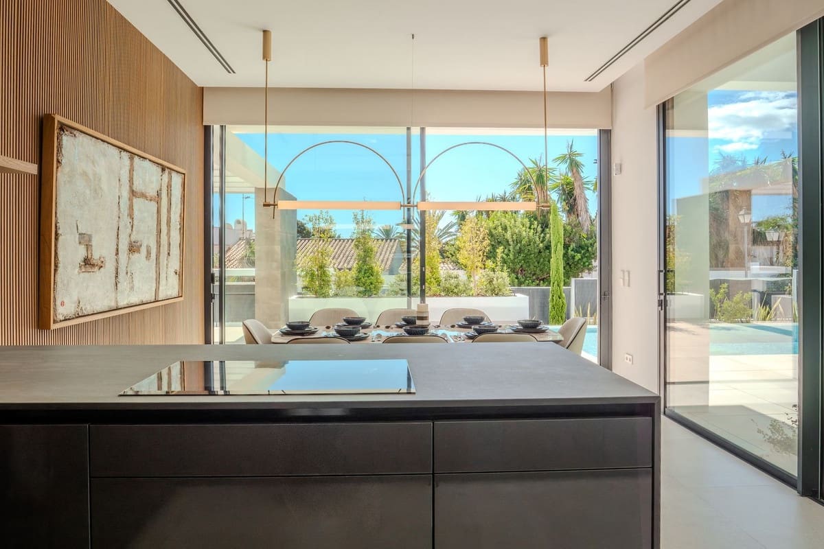 5 bedroom Villa for sale in Marbesa with pool garage - € 3,295,000 (Ref: 6015406)