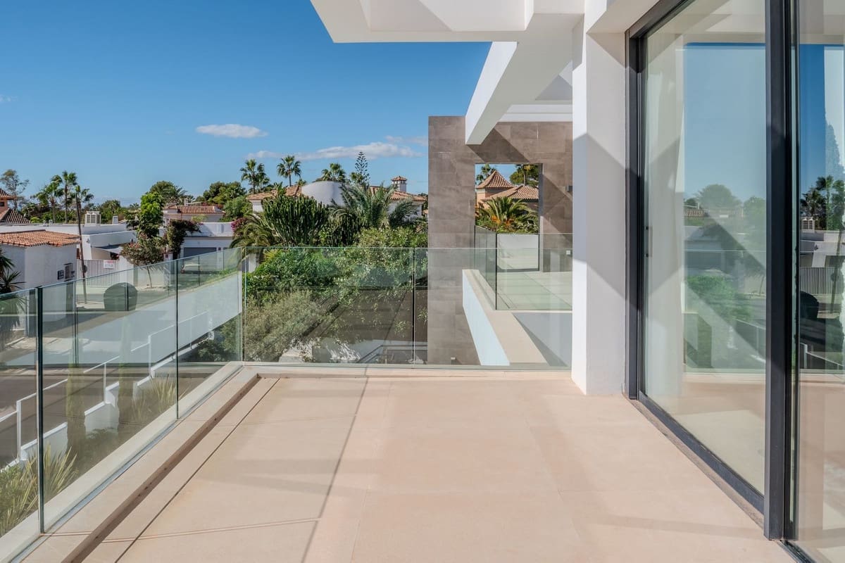 5 bedroom Villa for sale in Marbesa with pool garage - € 3,295,000 (Ref: 6015406)