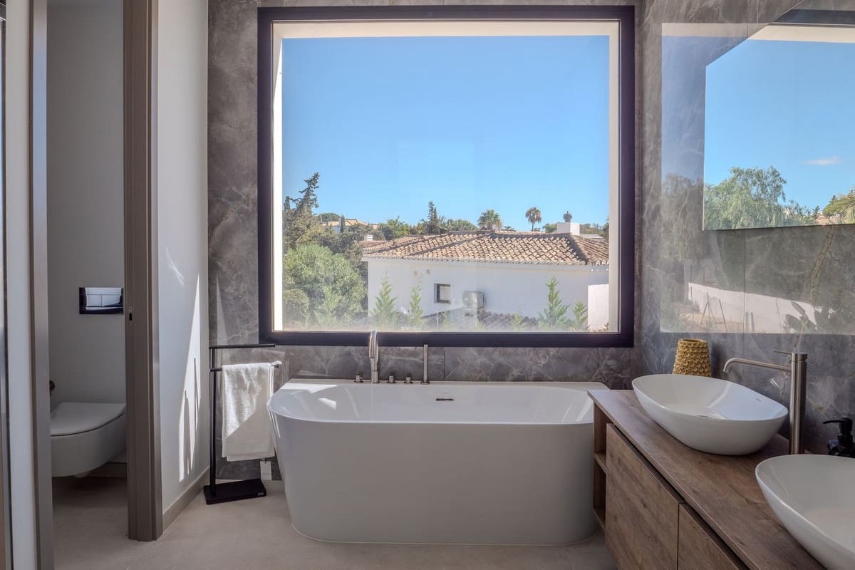 5 bedroom Villa for sale in Marbesa with pool garage - € 3,295,000 (Ref: 6015406)