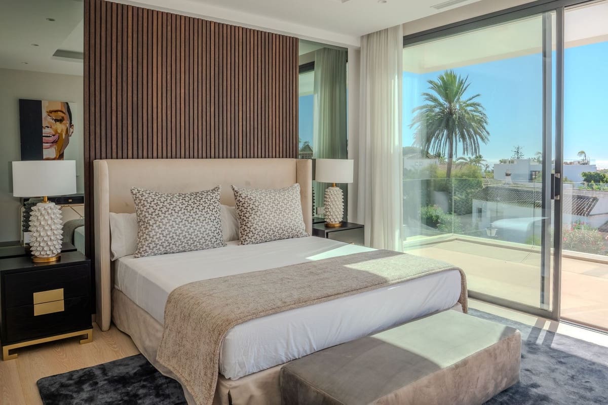 5 bedroom Villa for sale in Marbesa with pool garage - € 3,295,000 (Ref: 6015406)