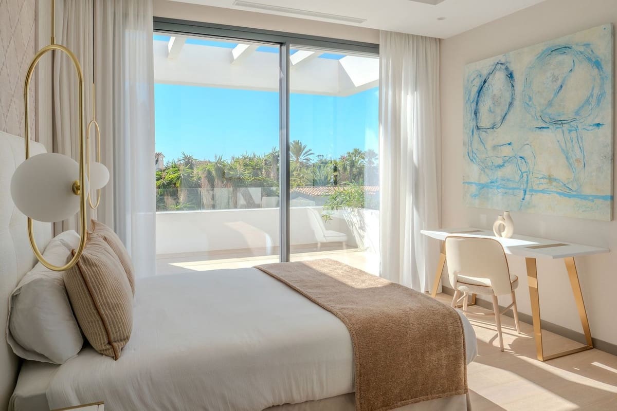 5 bedroom Villa for sale in Marbesa with pool garage - € 3,295,000 (Ref: 6015406)