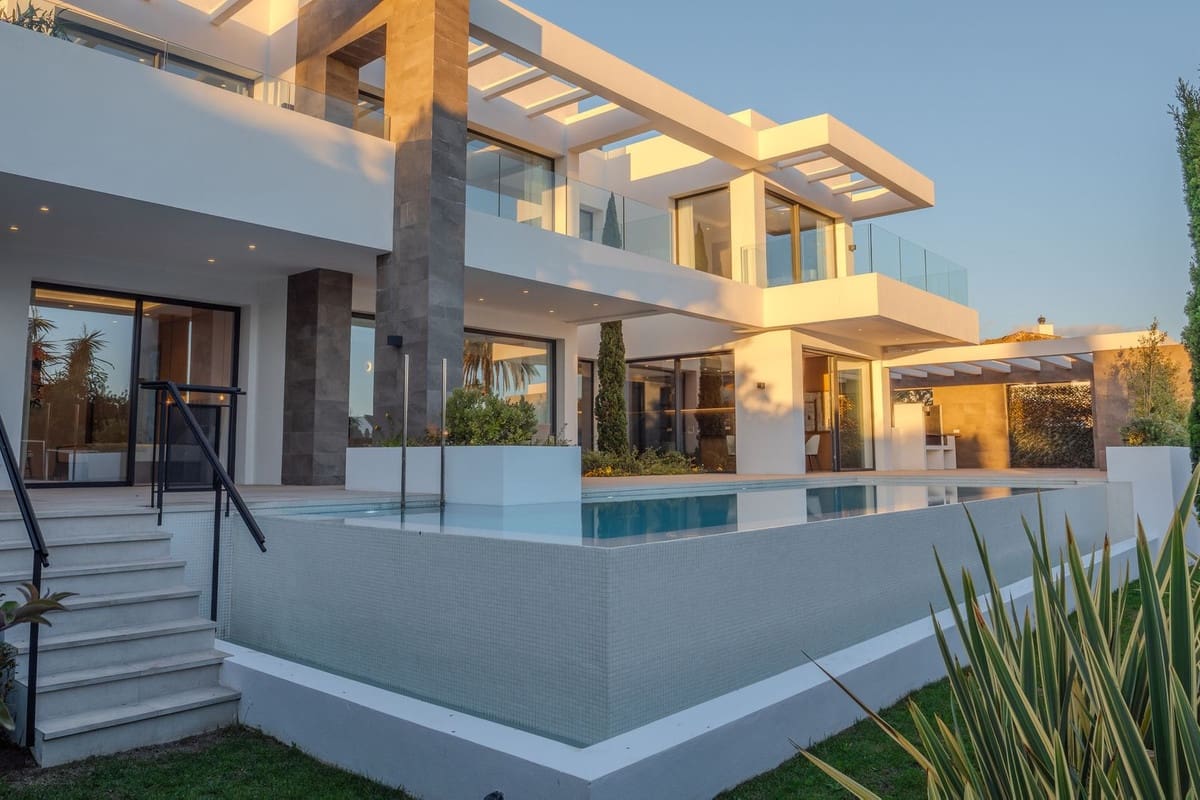 5 bedroom Villa for sale in Marbesa with pool garage - € 3,295,000 (Ref: 6015406)