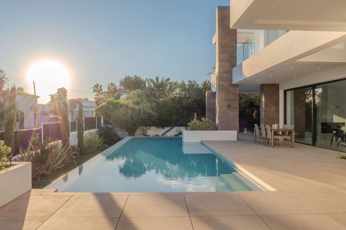 5 bedroom Villa for sale in Marbesa with pool garage - € 3,295,000 (Ref: 6015406)