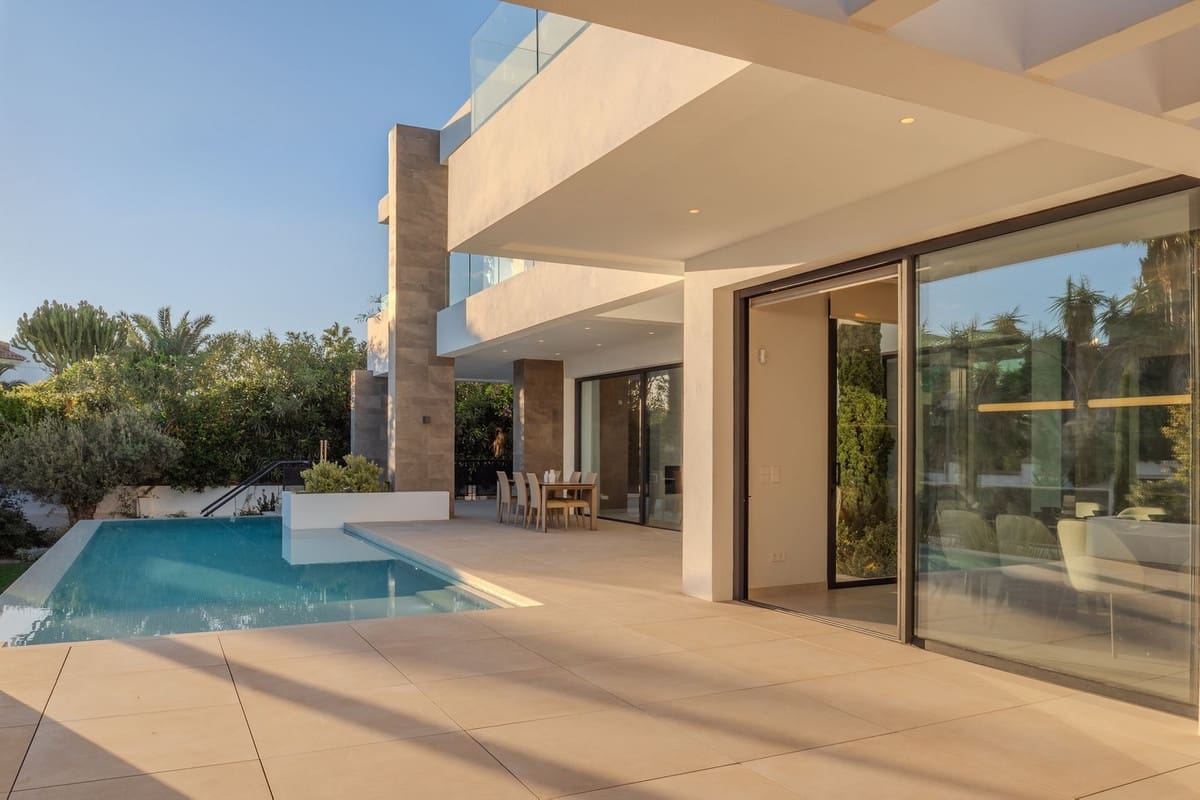 5 bedroom Villa for sale in Marbesa with pool garage - € 3,295,000 (Ref: 6015406)