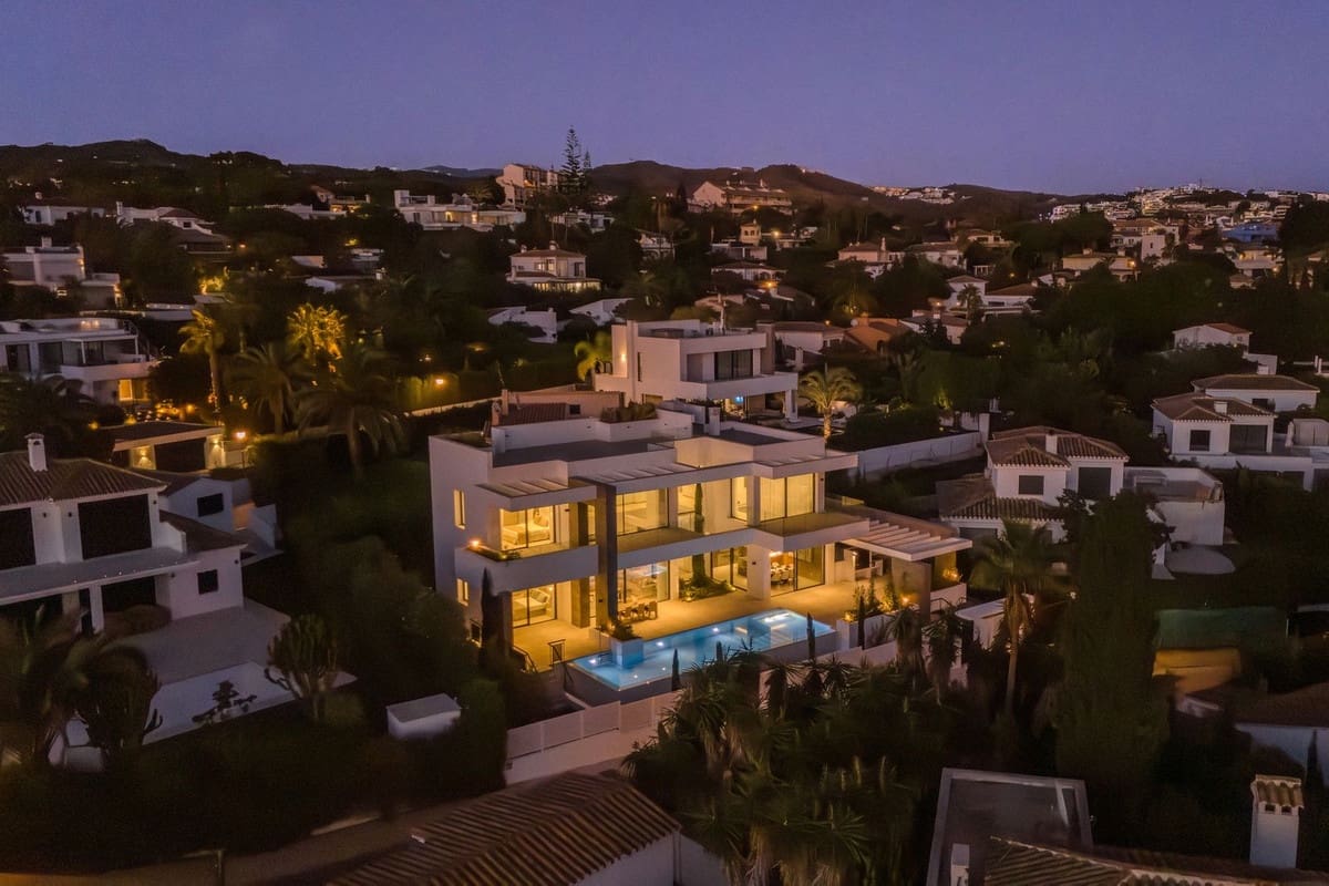 5 bedroom Villa for sale in Marbesa with pool garage - € 3,295,000 (Ref: 6015406)