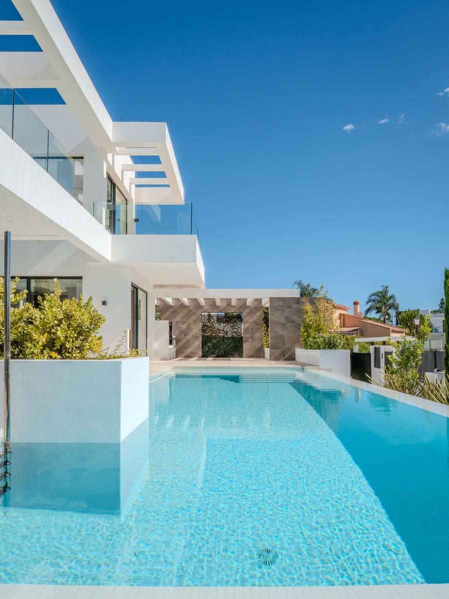 5 bedroom Villa for sale in Marbesa with pool garage - € 3,295,000 (Ref: 6015406)
