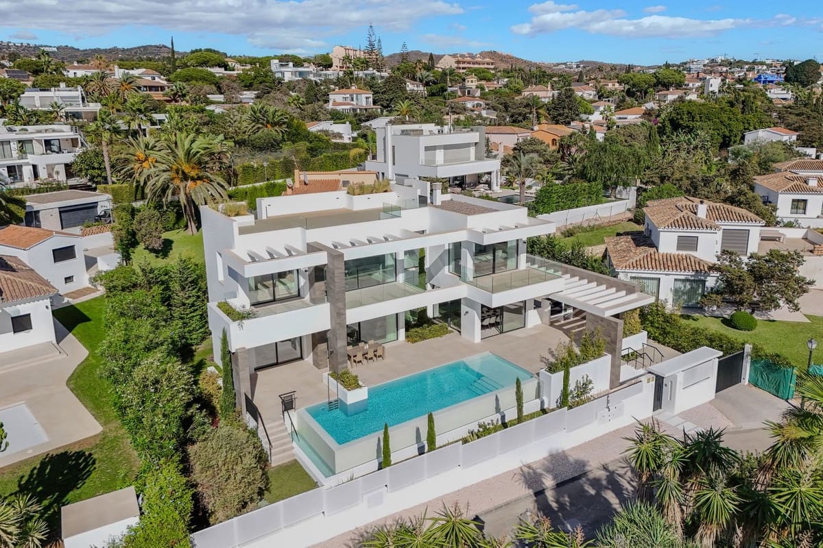 5 bedroom Villa for sale in Marbesa with pool garage - € 3,295,000 (Ref: 6015406)