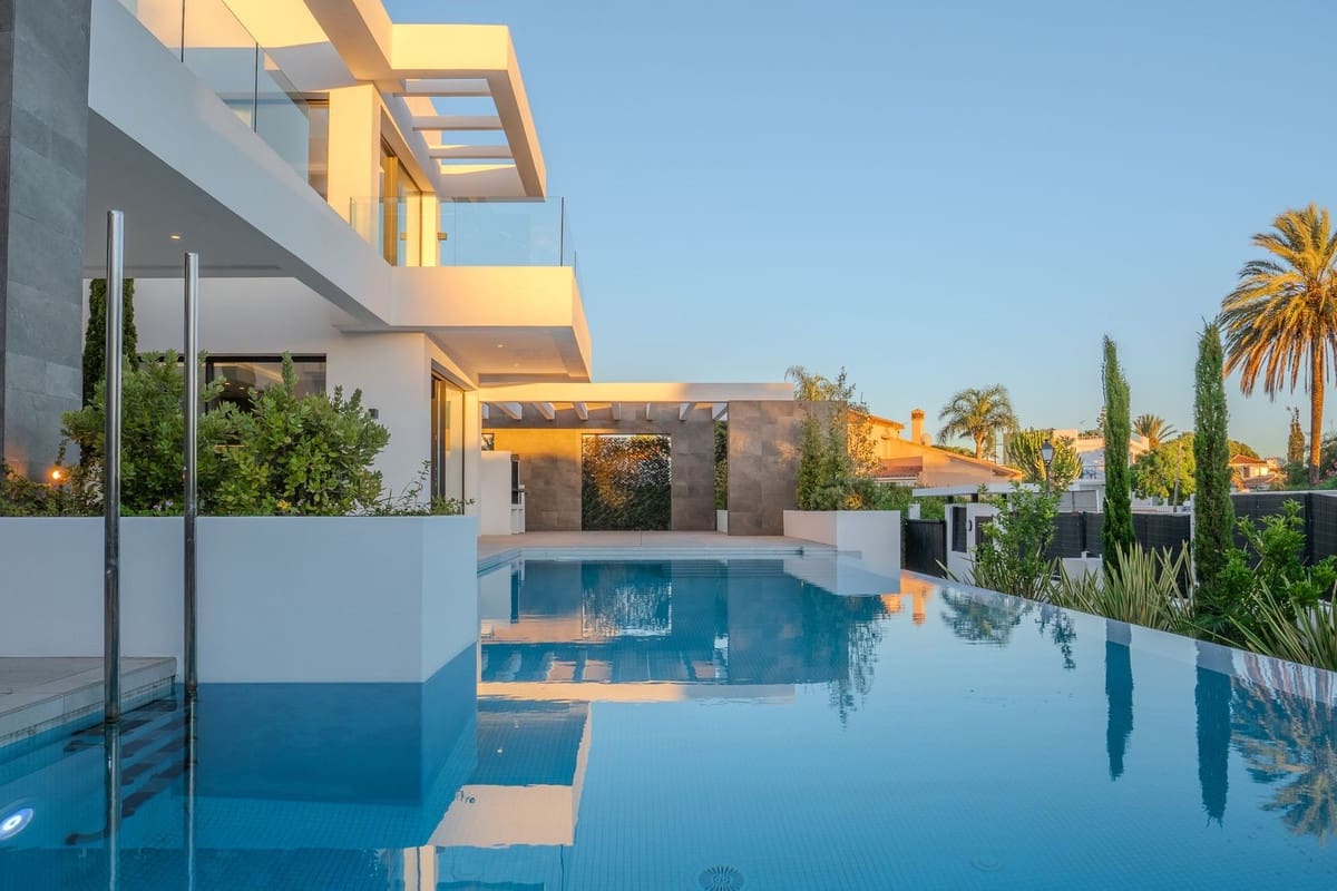 5 bedroom Villa for sale in Marbesa with pool garage - € 3,295,000 (Ref: 6015406)