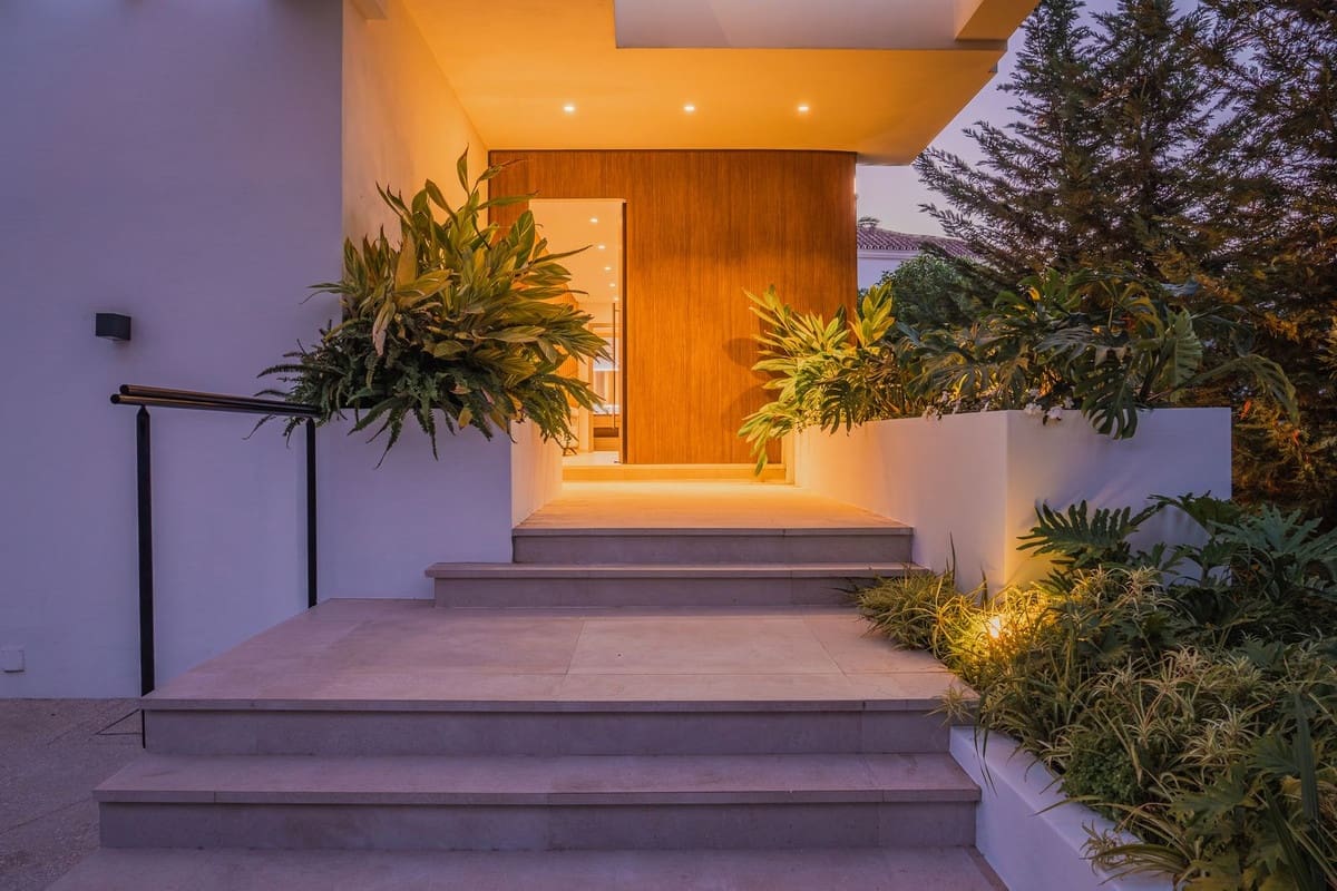 5 bedroom Villa for sale in Marbesa with pool garage - € 3,295,000 (Ref: 6015406)