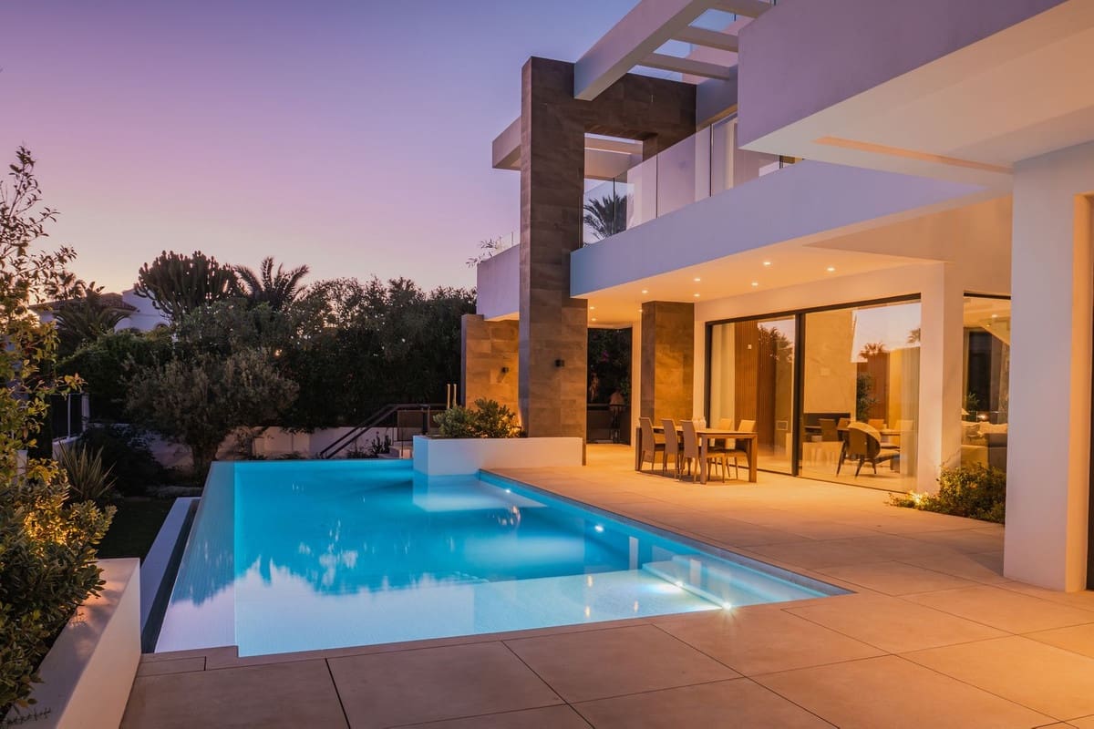 5 bedroom Villa for sale in Marbesa with pool garage - € 3,295,000 (Ref: 6015406)