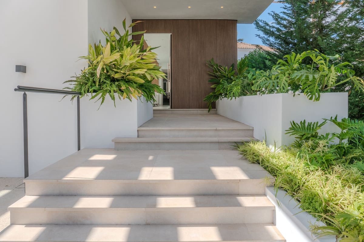 5 bedroom Villa for sale in Marbesa with pool garage - € 3,295,000 (Ref: 6015406)