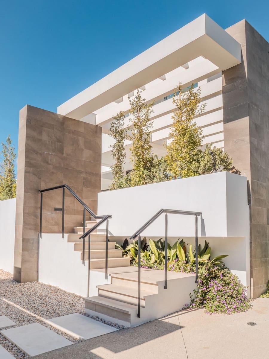 5 bedroom Villa for sale in Marbesa with pool garage - € 3,295,000 (Ref: 6015406)