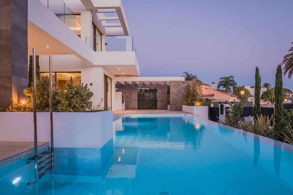 5 soverom Villa til salgs i Marbesa med svømmebasseng garasje - € 3 295 000 (Ref: 6015406)