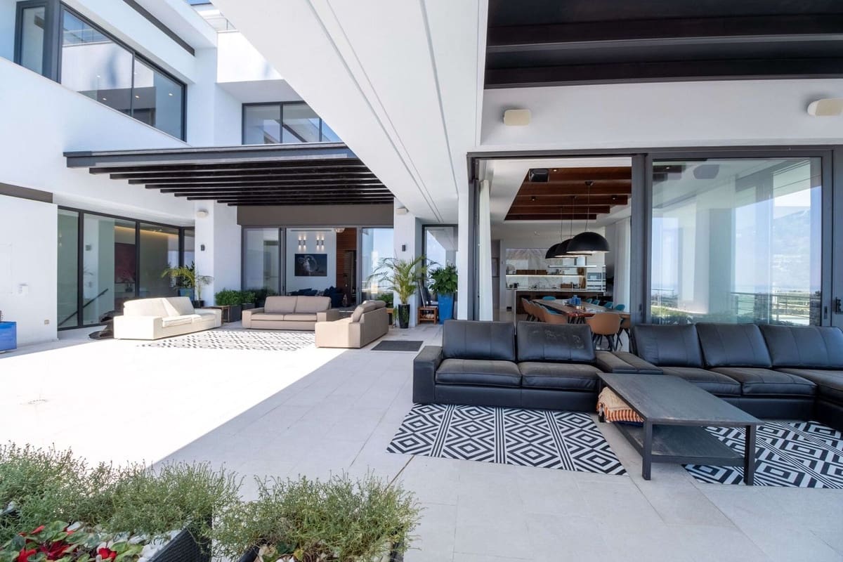 12 bedroom Villa for sale in Benahavis with pool garage - € 12,700,000 (Ref: 6078390)