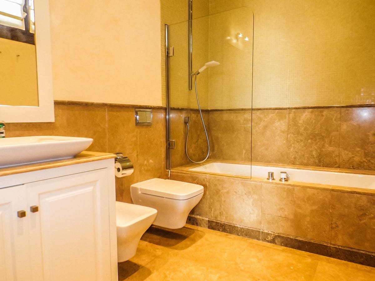 5 bedroom Villa for sale in Benahavis with pool garage - € 1,690,000 (Ref: 6759826)