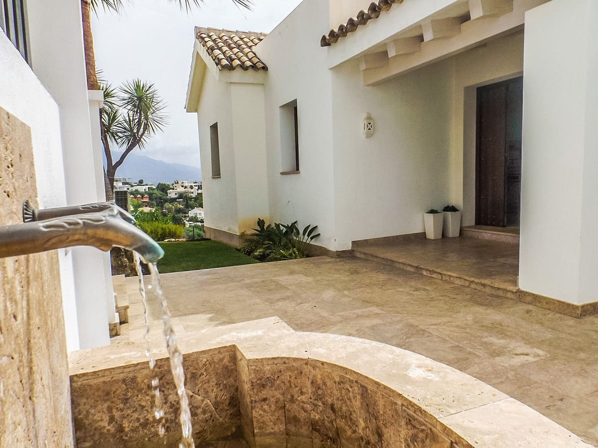 5 bedroom Villa for sale in Benahavis with pool garage - € 1,690,000 (Ref: 6759826)