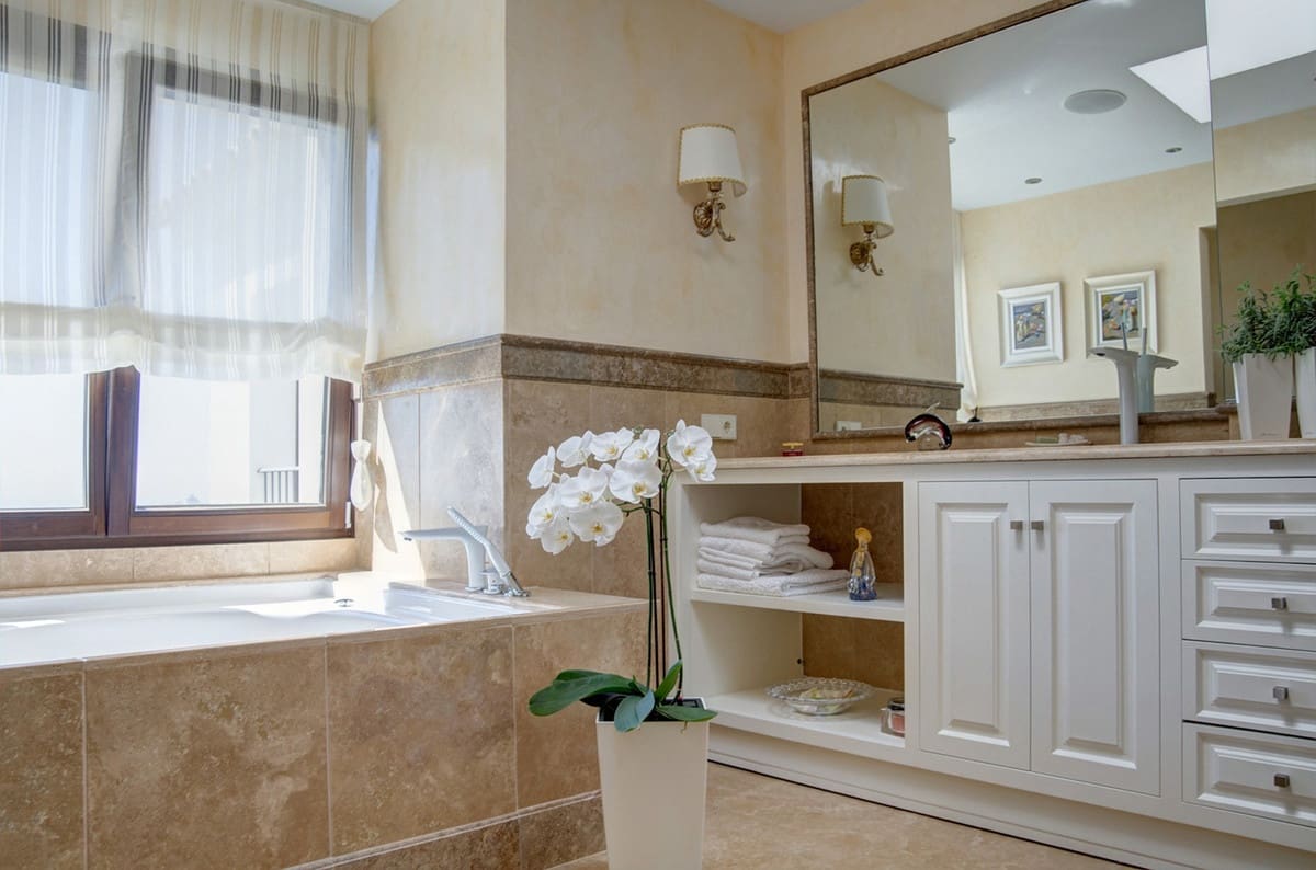 5 bedroom Villa for sale in Benahavis with pool garage - € 1,690,000 (Ref: 6759826)