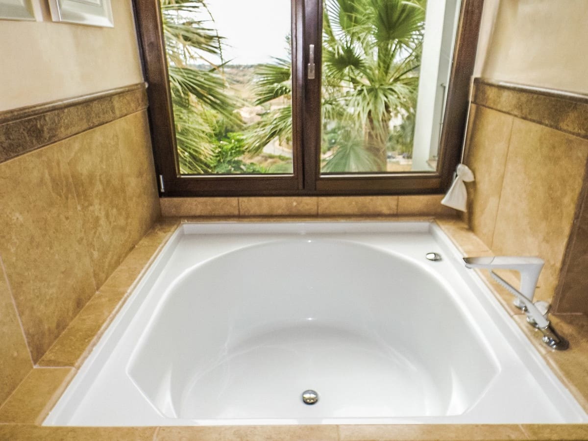 5 bedroom Villa for sale in Benahavis with pool garage - € 1,690,000 (Ref: 6759826)