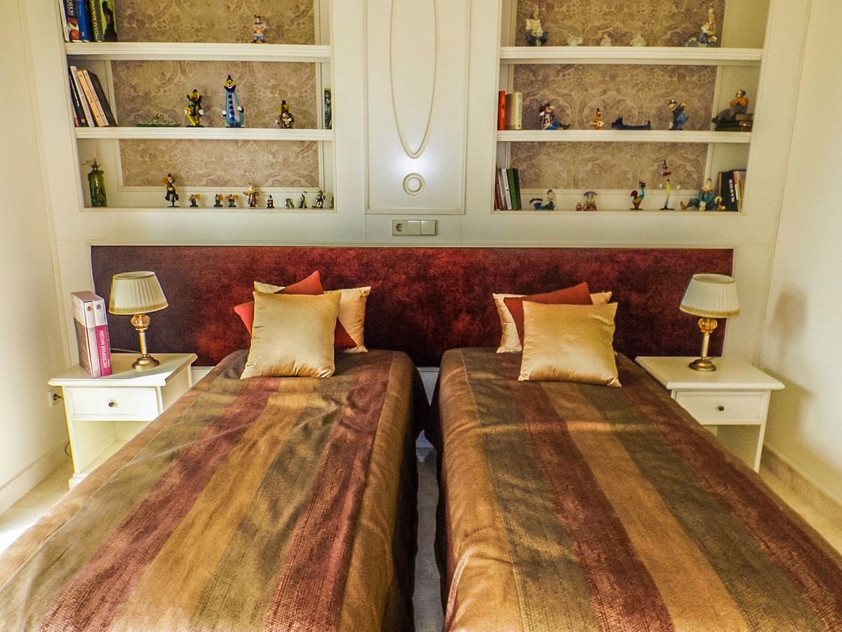 5 bedroom Villa for sale in Benahavis with pool garage - € 1,690,000 (Ref: 6759826)