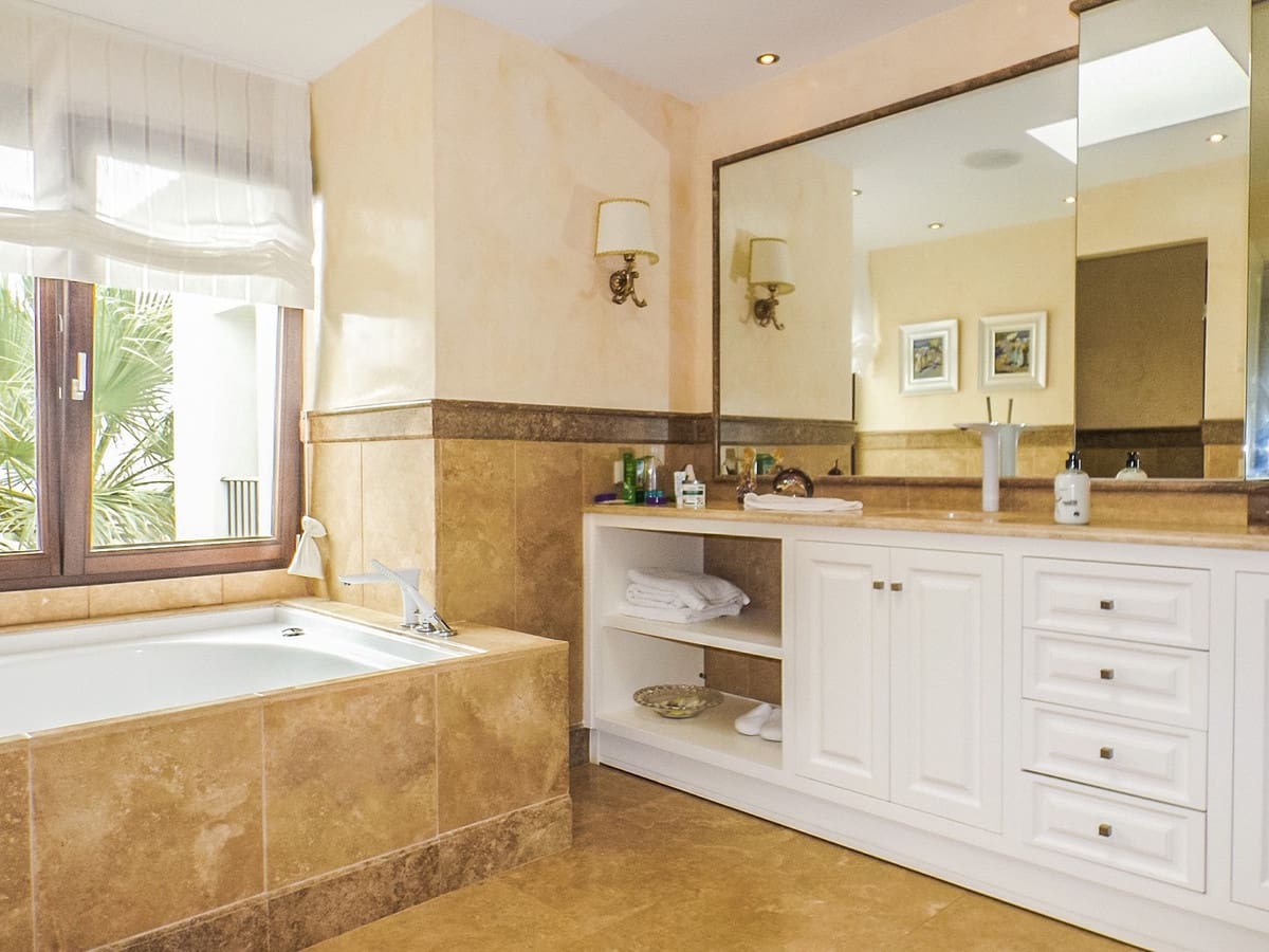 5 bedroom Villa for sale in Benahavis with pool garage - € 1,690,000 (Ref: 6759826)