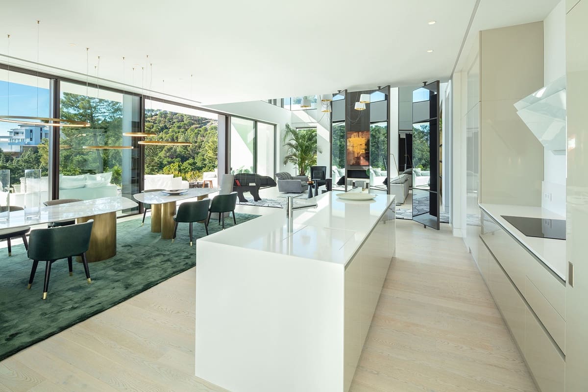 6 bedroom Villa for sale in Benahavis with pool garage - € 4,750,000 (Ref: 6863832)