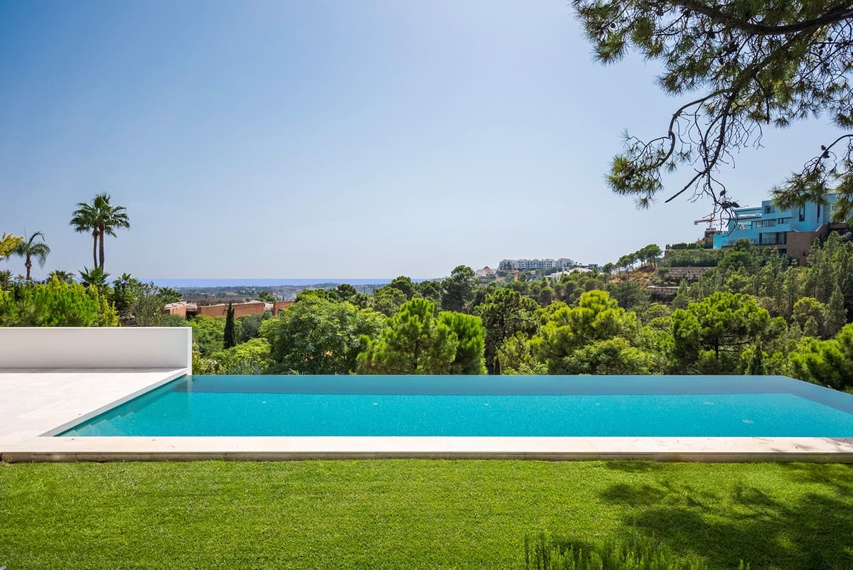 6 bedroom Villa for sale in Benahavis with pool garage - € 4,750,000 (Ref: 6863832)