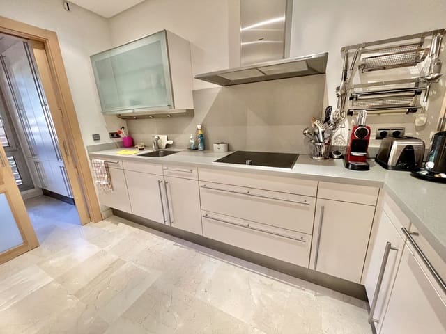 2 makuuhuone Huoneisto myytävänä paikassa Sierra Blanca, Marbella mukana uima-altaan 
autotalli - 950 000 € (Ref: 6902227)