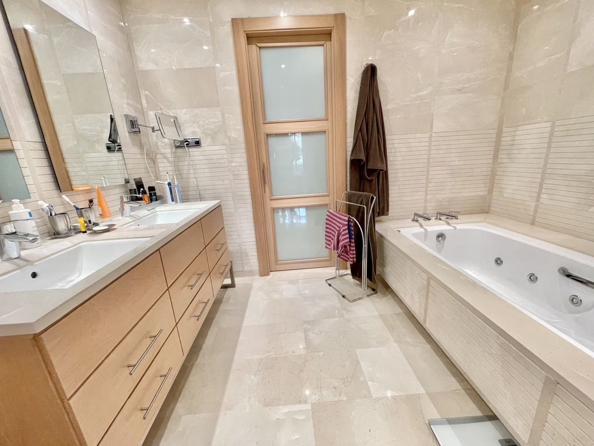 2 sypialnia Apartament na sprzedaż w Golden Mile z basenem garażem - 950 000 € (Ref: 6902227)