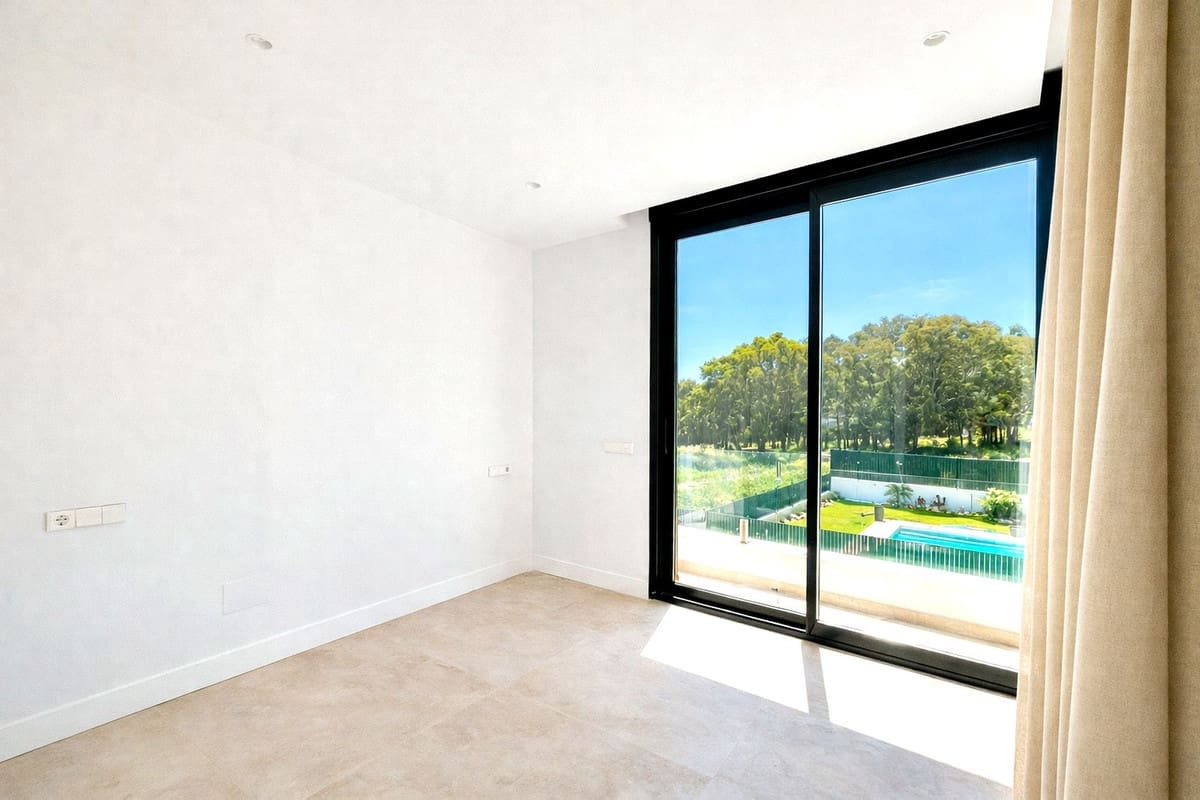 6 bedroom Villa for sale in Estepona with pool garage - € 1,950,000 (Ref: 7047218)