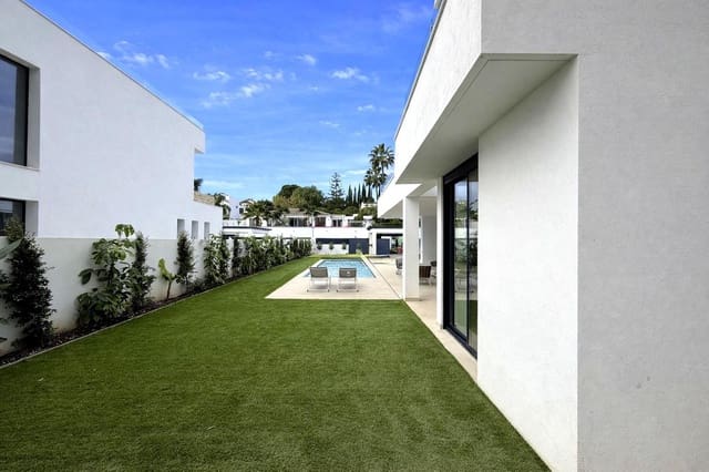 6 bedroom Villa for sale in Nueva Atalaya, Estepona with pool garage - € 1,950,000 (Ref: 7047218)