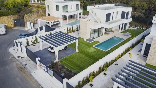 6 bedroom Villa for sale in Nueva Atalaya, Estepona with pool garage - € 1,950,000 (Ref: 7047218)