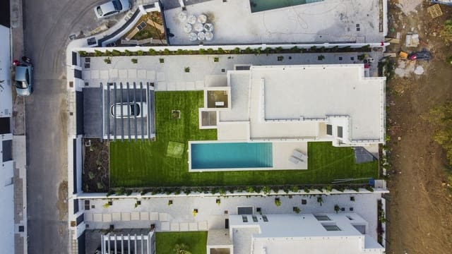 6 soverom Villa til salgs i Nueva Atalaya, Estepona med svømmebasseng garasje - € 1 950 000 (Ref: 7047218)