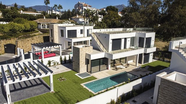 Chalet de 6 habitaciones en Nueva Atalaya, Estepona en venta con piscina garaje - 1.950.000 € (Ref: 7047218)