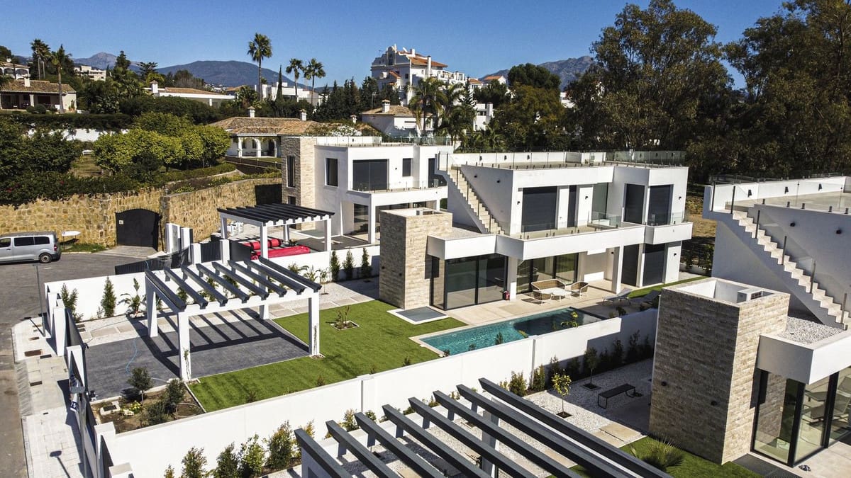 6 bedroom Villa for sale in New Golden Mile with pool garage - € 1,950,000 (Ref: 7047218)