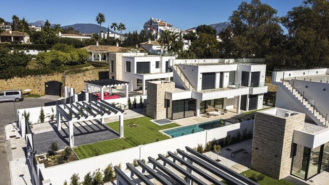 Chalet de 6 habitaciones en Nueva Atalaya, Estepona en venta con piscina garaje - 1.950.000 € (Ref: 7047218)