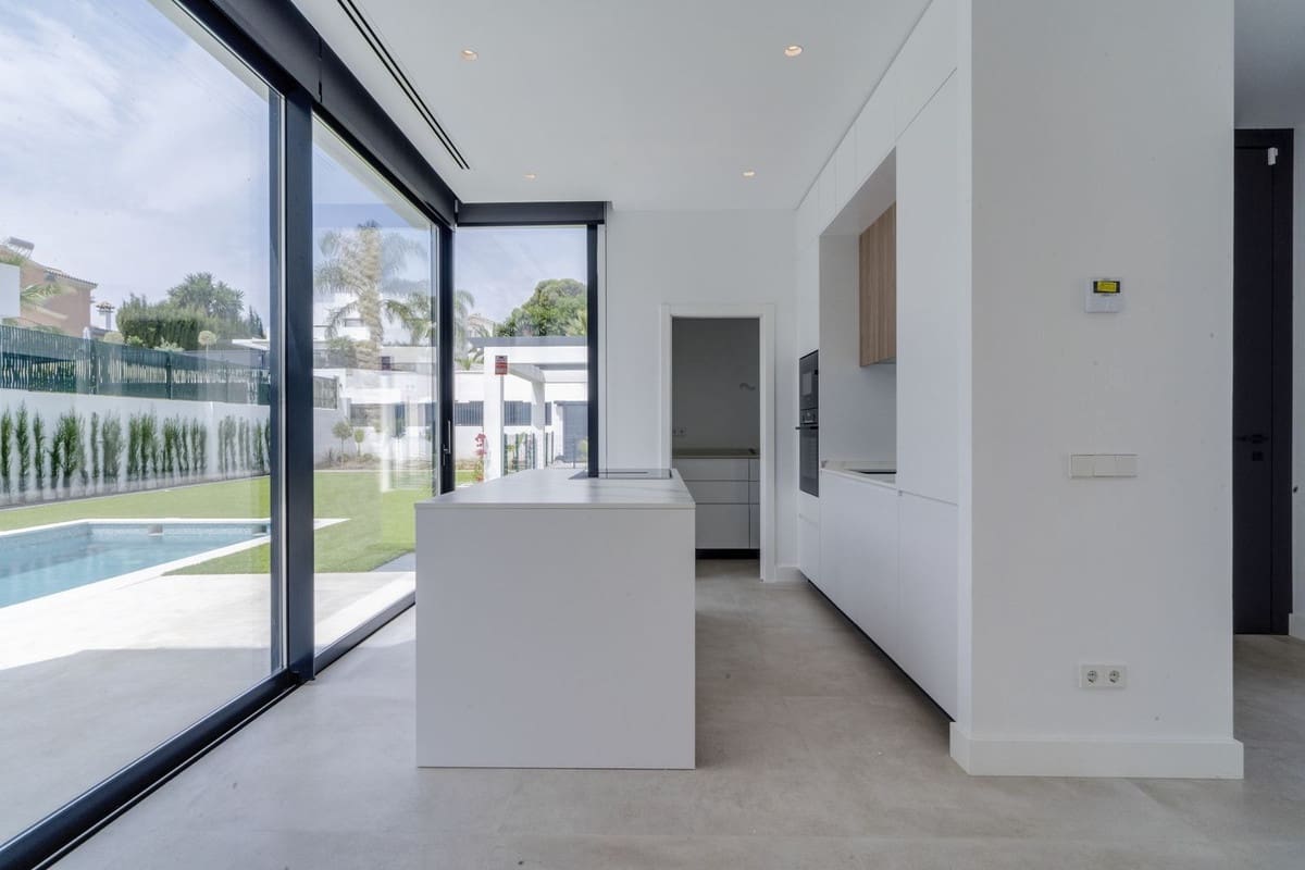 6 soverom Villa til salgs i New Golden Mile med svømmebasseng garasje - € 1 950 000 (Ref: 7049314)