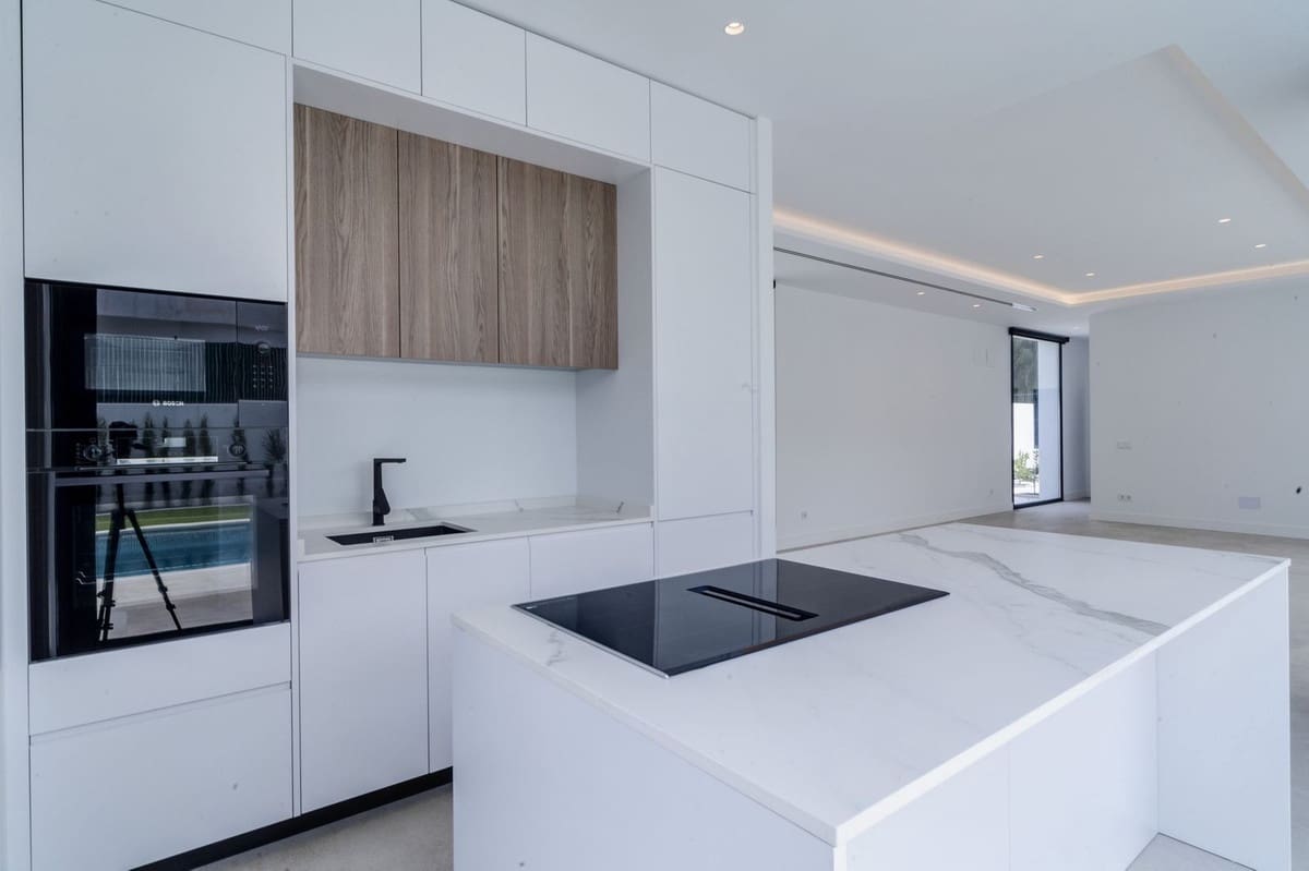 6 soverom Villa til salgs i New Golden Mile med svømmebasseng garasje - € 1 950 000 (Ref: 7049314)