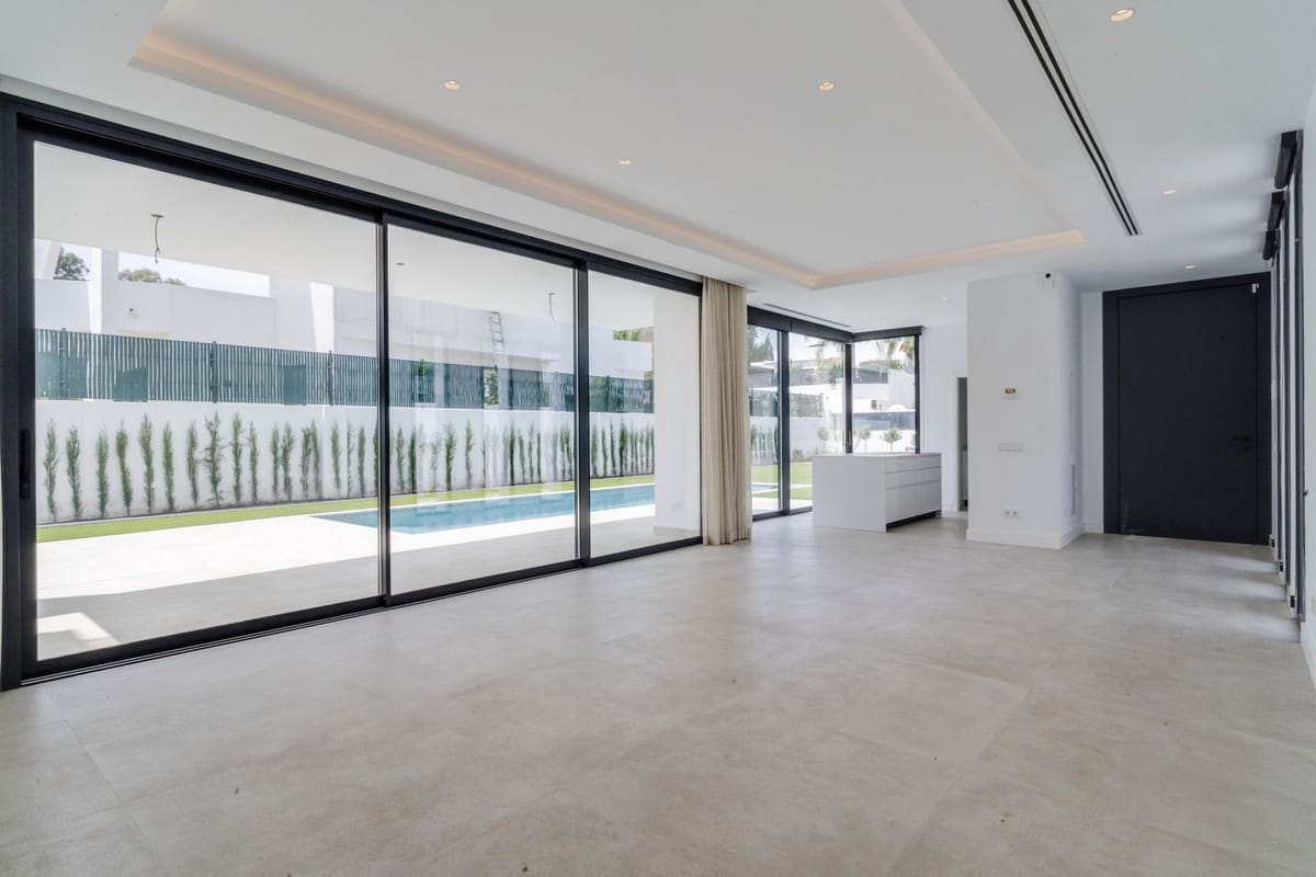 6 soverom Villa til salgs i New Golden Mile med svømmebasseng garasje - € 1 950 000 (Ref: 7049314)