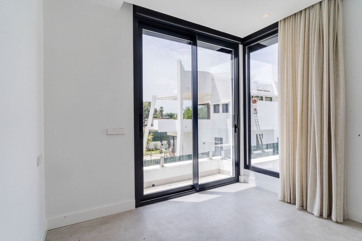 6 soverom Villa til salgs i New Golden Mile med svømmebasseng garasje - € 1 950 000 (Ref: 7049314)