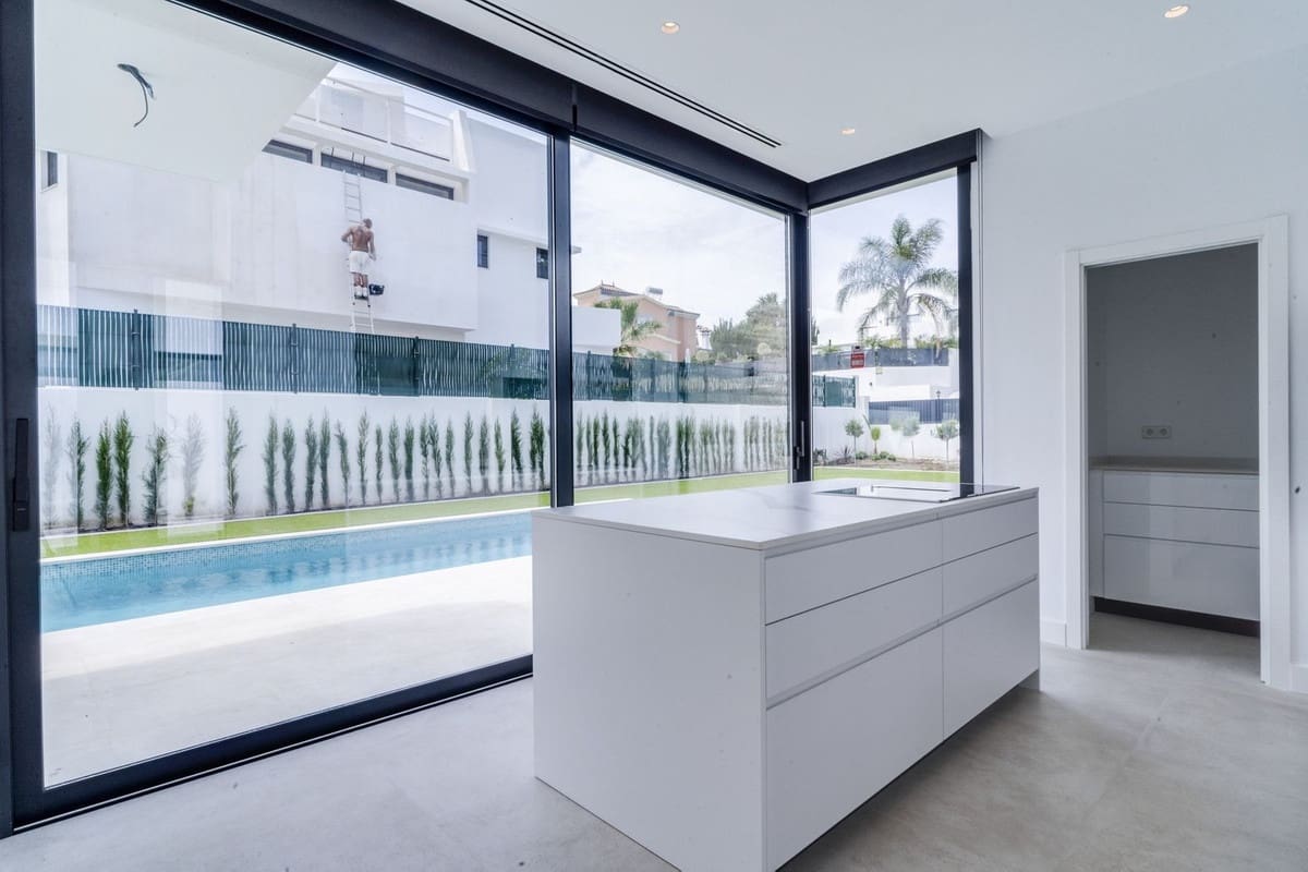 6 soveværelse Villa til salg i New Golden Mile med swimmingpool garage - € 1.950.000 (Ref: 7049314)