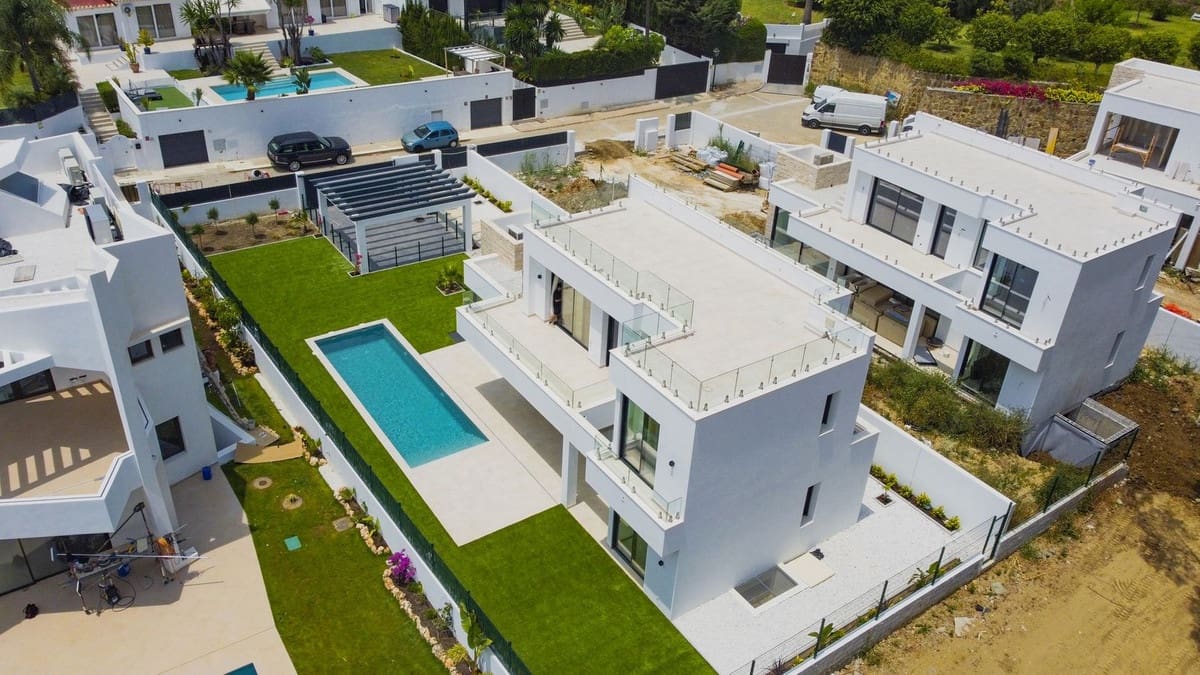 6 soveværelse Villa til salg i New Golden Mile med swimmingpool garage - € 1.950.000 (Ref: 7049314)