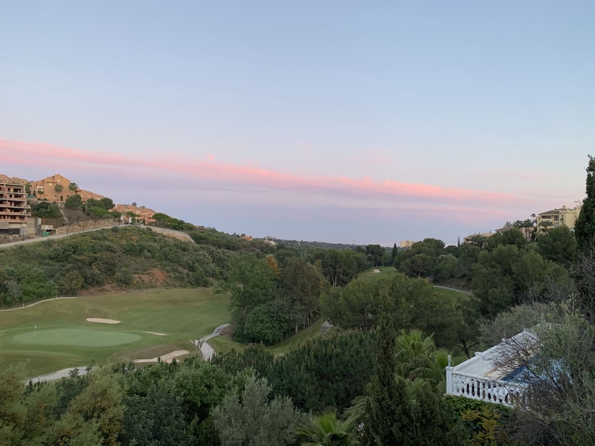   4 soveværelse   ferieVilla i Elviria   med   swimmingpool  garage  - € 2.600 (Ref: 7052946)