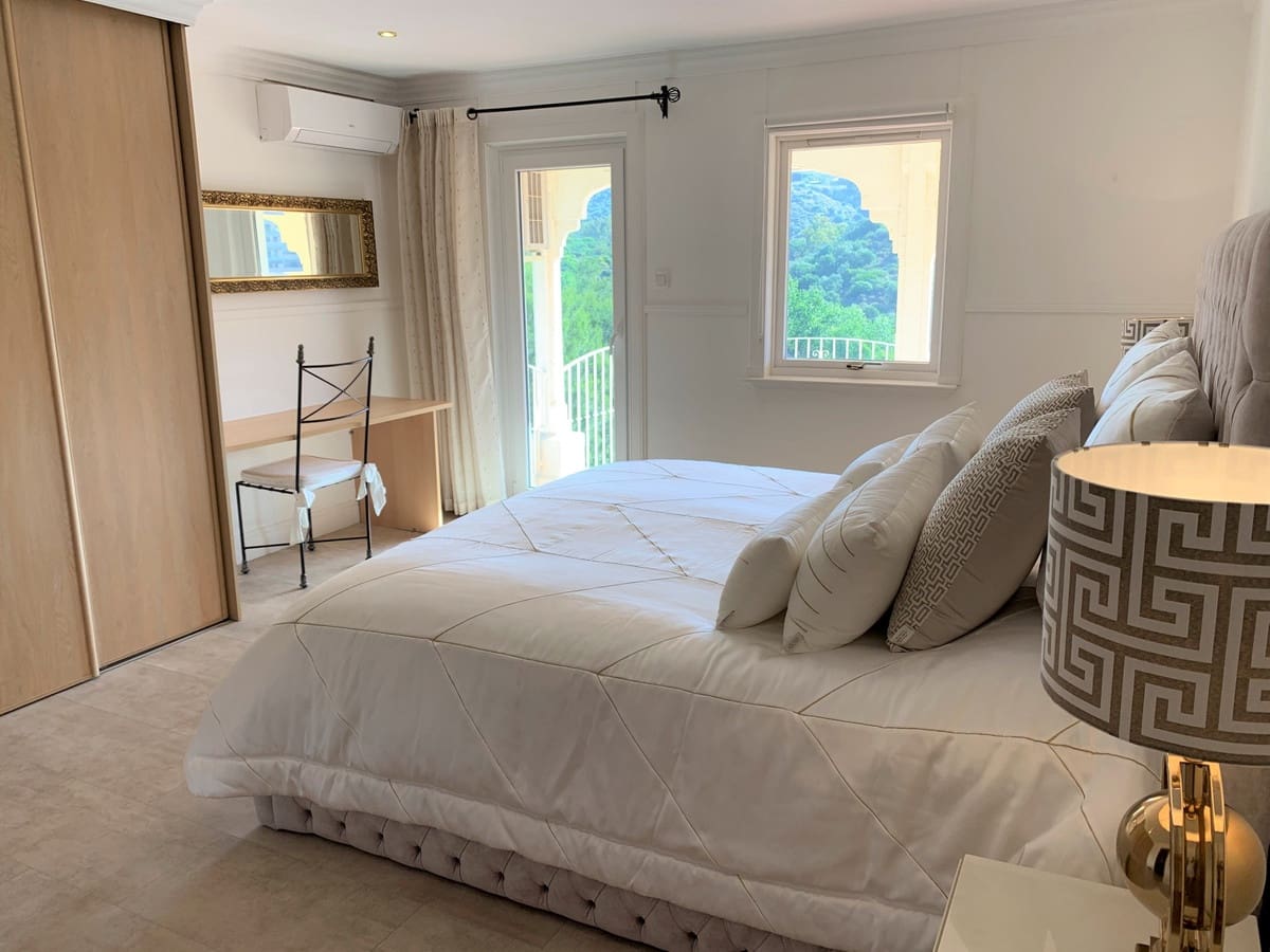   4 soveværelse   ferieVilla i Elviria   med   swimmingpool  garage  - € 2.600 (Ref: 7052946)