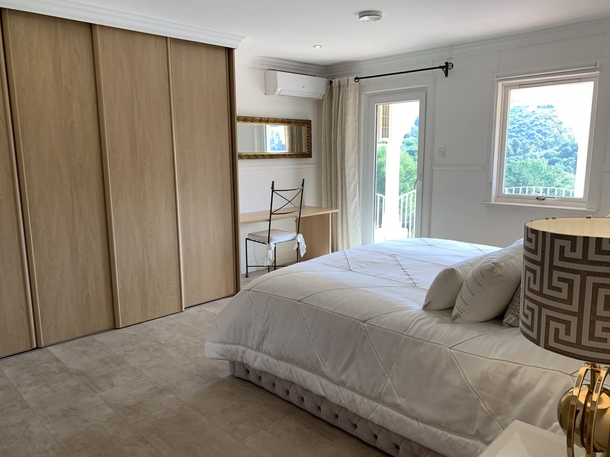   4 soveværelse   ferieVilla i Elviria   med   swimmingpool  garage  - € 2.600 (Ref: 7052946)