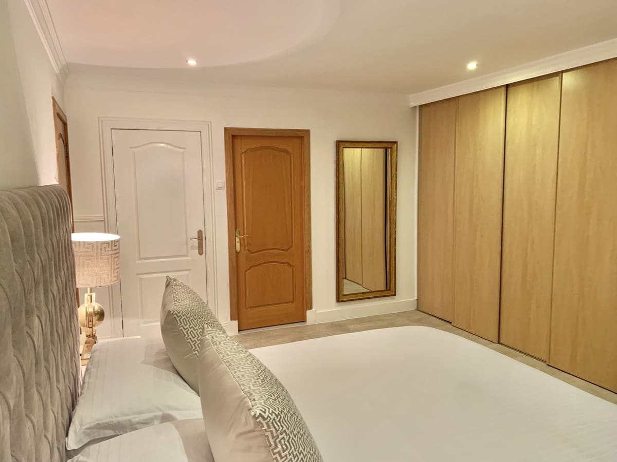   4 soveværelse   ferieVilla i Elviria   med   swimmingpool  garage  - € 2.600 (Ref: 7052946)