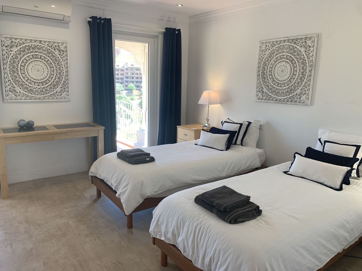   4 soveværelse   ferieVilla i Elviria   med   swimmingpool  garage  - € 2.600 (Ref: 7052946)