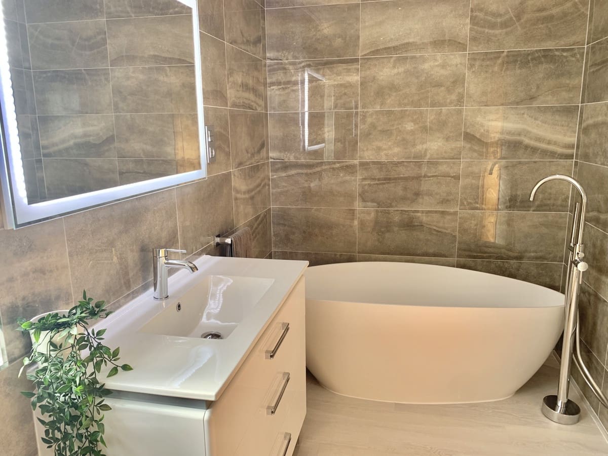   4 soveværelse   ferieVilla i Elviria   med   swimmingpool  garage  - € 2.600 (Ref: 7052946)