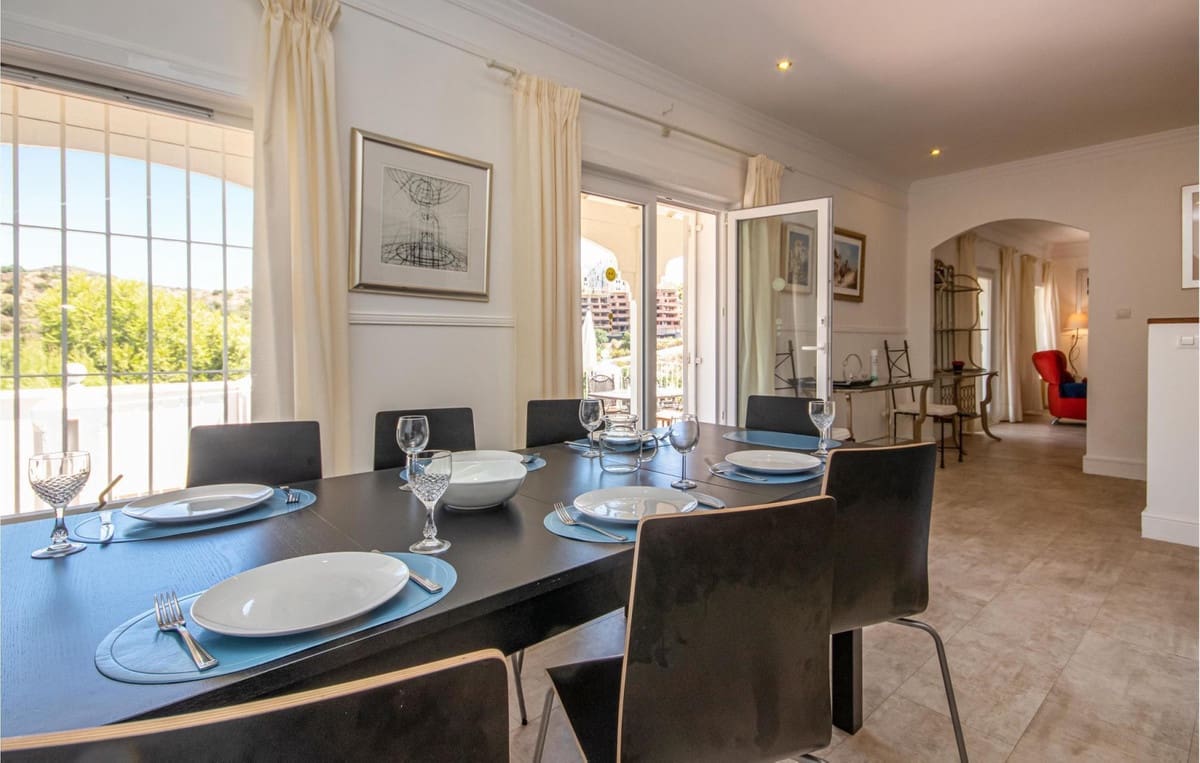   4 soveværelse   ferieVilla i Elviria   med   swimmingpool  garage  - € 2.600 (Ref: 7052946)